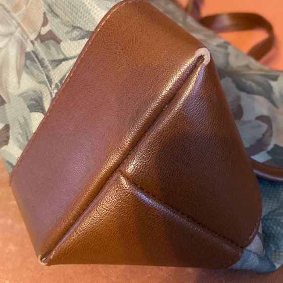 Liz Claiborne handbag. Good used condition. - Picture 11 of 11